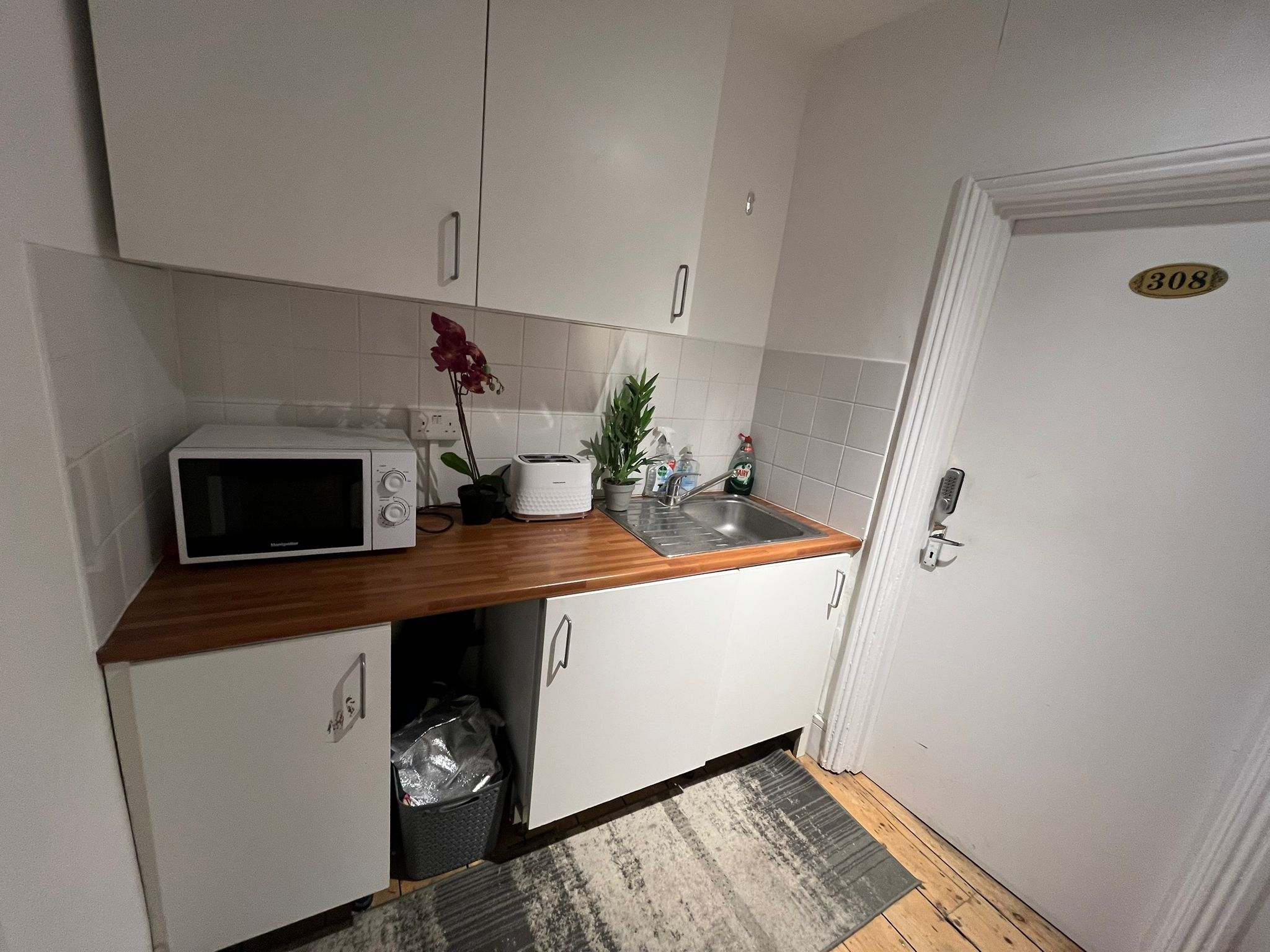 Three Self-Contained Studios – Upper Street, Islington, London (N1 2XQ)