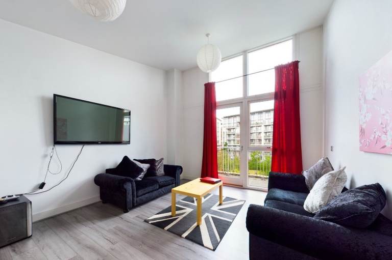 🏙️✨ Luxury 2-Bedroom Furnished Apartment in Birmingham B15 2BG – Park Central | Balcony + Parking! 🚗🌳