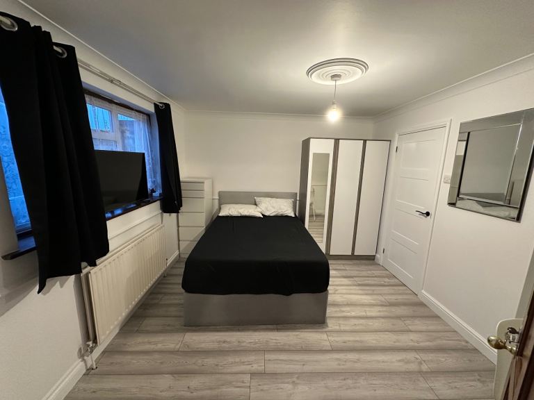 A Bright Ground-floor studio for 1/2 females Canning town E16