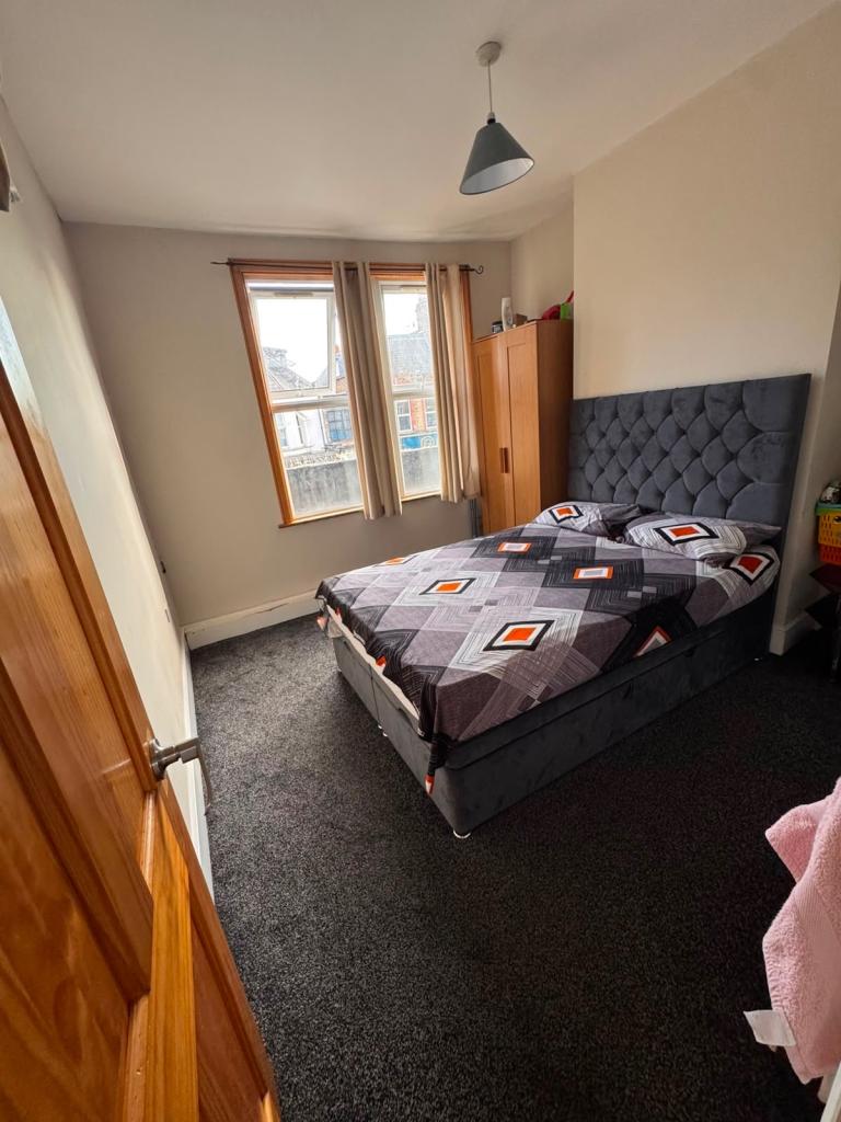 Spacious Double room for 1/2 Muslim F, Hoe St, Walthamstow E17 9AP