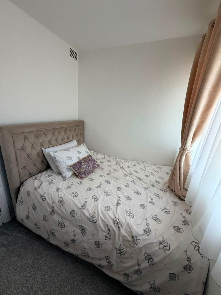 1 Bed Flat Nearby Central London 1GB/Wi-Fi & Full Kitchen (W6 8PS)