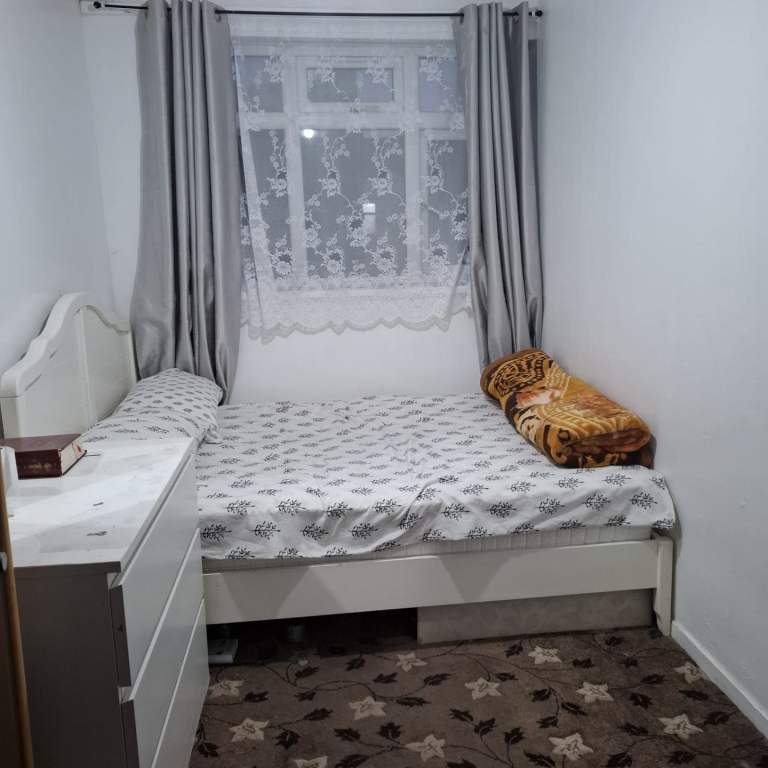 Double room to let in a family house in Little ilford E12 (Professional Muslim F)