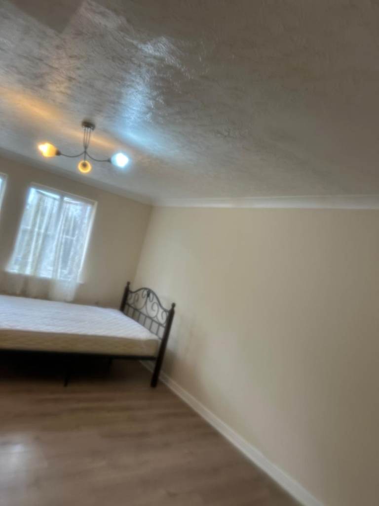 DOUBLE ROOM TO LET IN THAMESMEAD SE28 8RX South East London £950pm