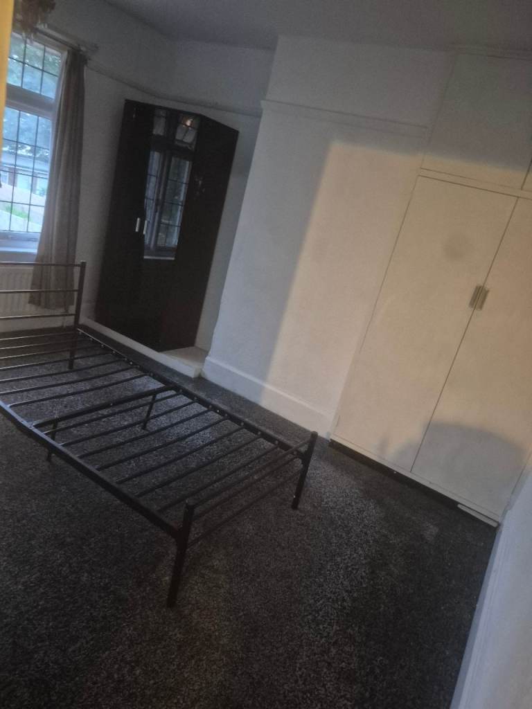 🏡 Spacious 3-Bedroom Family Home in Luton LU3 1QW – Huge Garden + 2 Living Rooms! 🌳✨