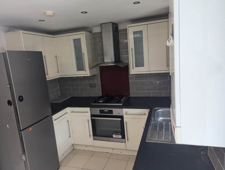 2 BED WITH 2 TOILETS , PARKING AND GARDEN NEAR ROMFORD STATION INCLUDING BILLS (RM1 2TB)