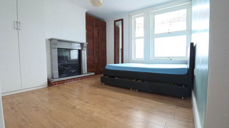 LARGE DOUBLE ROOM TO RENT for only 700 Dagenham (RM10 7YA)