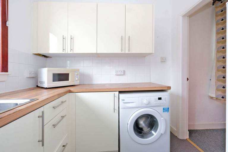 Fully furnished 2 bed upstairs flat, opposite to Aberdeen Uni, available immediately