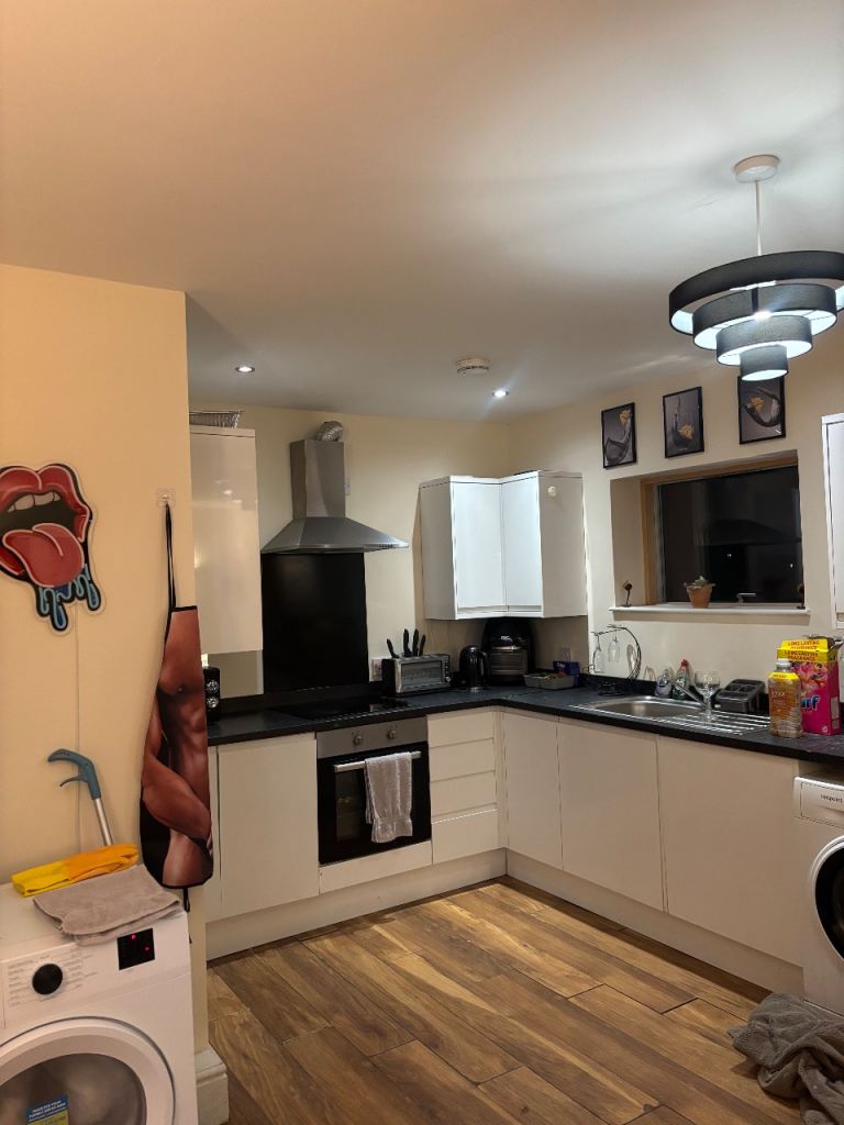Spacious Double Room in 2-Bed 2-Bath Flat – Chingford, E4 8JL