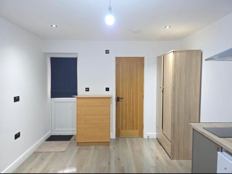 Studio Flat For Rent Reading, Berkshire £995pm@RG2 7ST