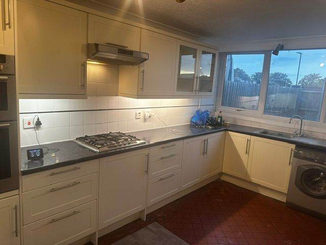 4 bed house For Rent in Mitcham CR4 1JX