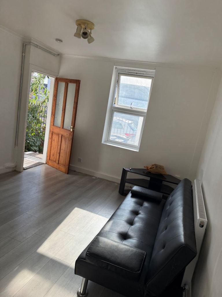 🏡 Spacious 3 Bedroom House To Rent – Aveley RM15 4SJ  📍 Mill Road, Aveley, Essex