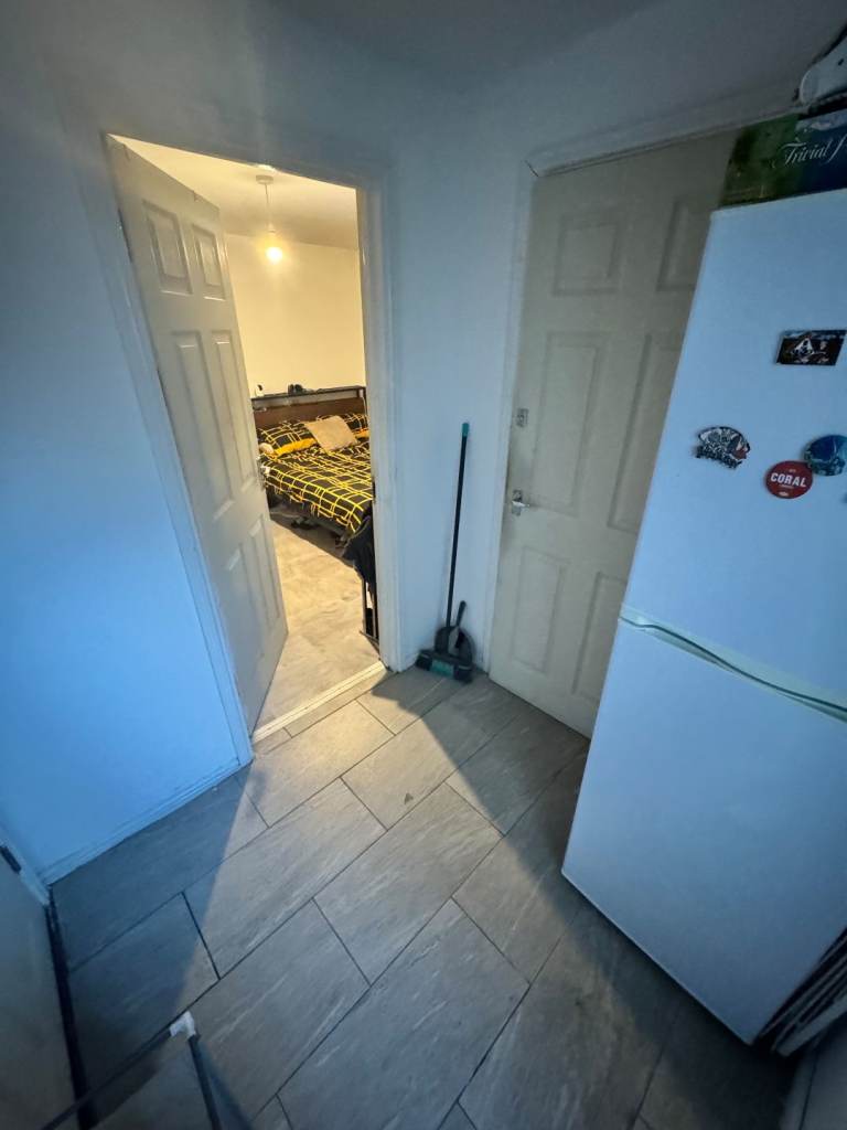 Double Room to let with shower and kitchen drive way and Garden (SS2 6LD)