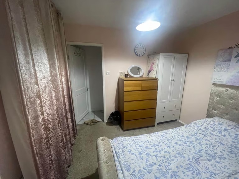 Only 1 room near Oaklands collage