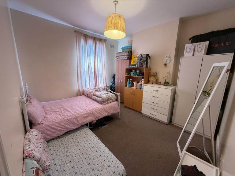 🏡 Room share Available for a female – Wards Road, Redbridge, London (IG2 7BA)