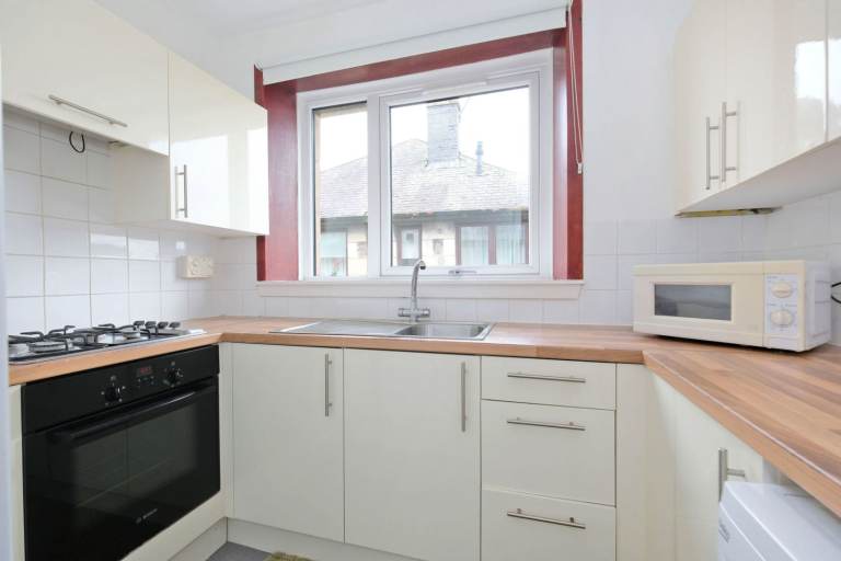 Fully furnished 2 bed upstairs flat, opposite to Aberdeen Uni, available immediately