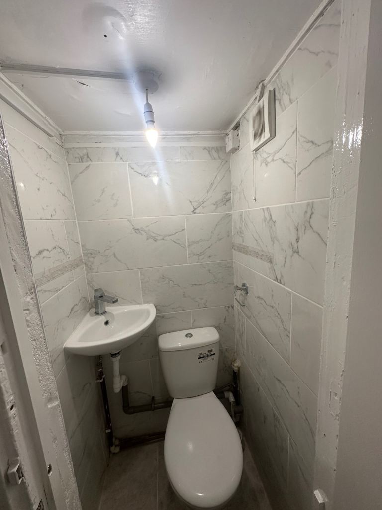 NEWLY RENOVATED DOUBLE ROOM IN DAGENHAM RM9 6L | PRIVATE FRIDGE/FREEZER | ALL BILLS INCLUDED 🔥  📍 Location: Rowdowns Road, Dagenham, London 📮 Postcode: RM9 6L