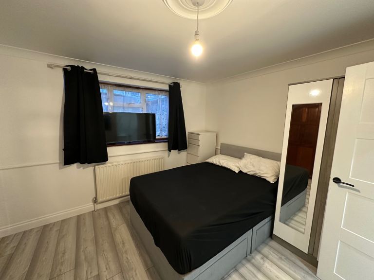 A Bright Ground-floor studio for 1/2 females Canning town E16