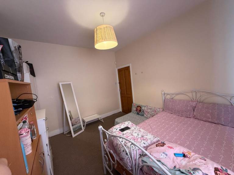 🏡 Room share Available for a female – Wards Road, Redbridge, London (IG2 7BA)