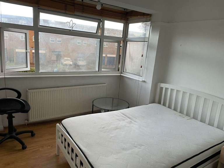 Loving double room to rent for professional including bills Mitcham, London £800pm (CR4 1SG)