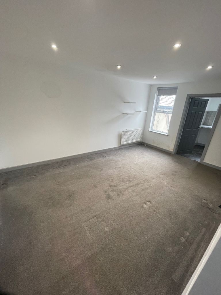 🏡✨ Spacious 2-Bedroom Flat in Burnham SL1 7JX – Private Parking + Bills Included! 🚗🚇