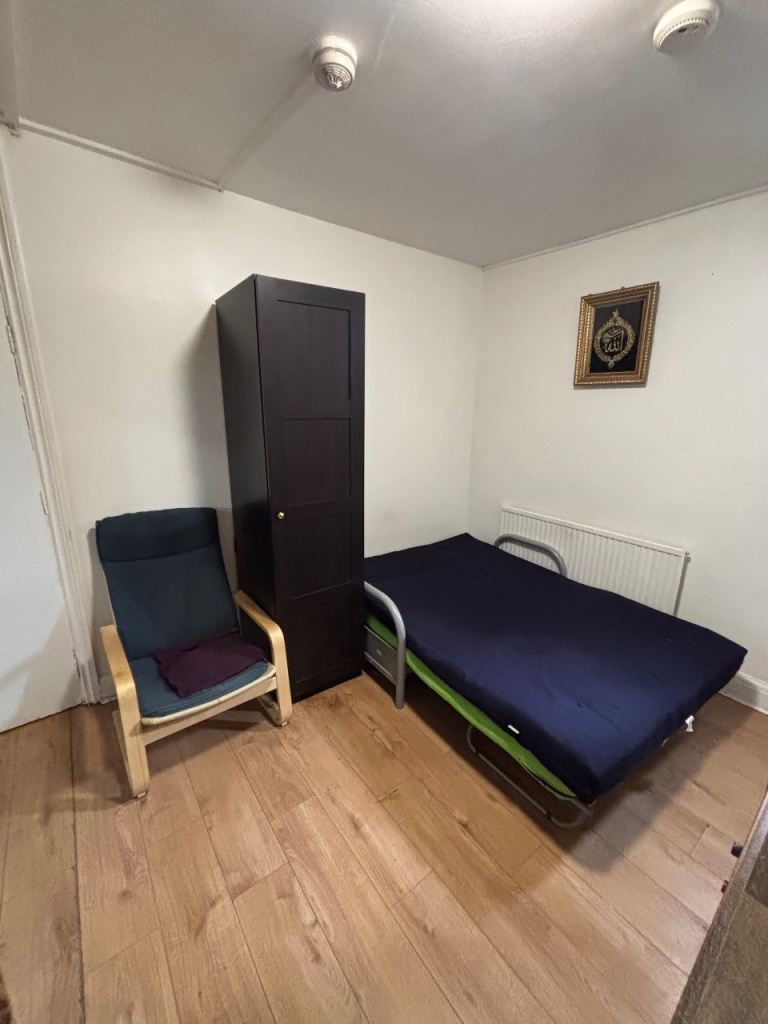 🏙️✨ Studio Room on Walthamstow High Street E17 7JH – £650 pcm | 4 Mins to Central Station! 🚇