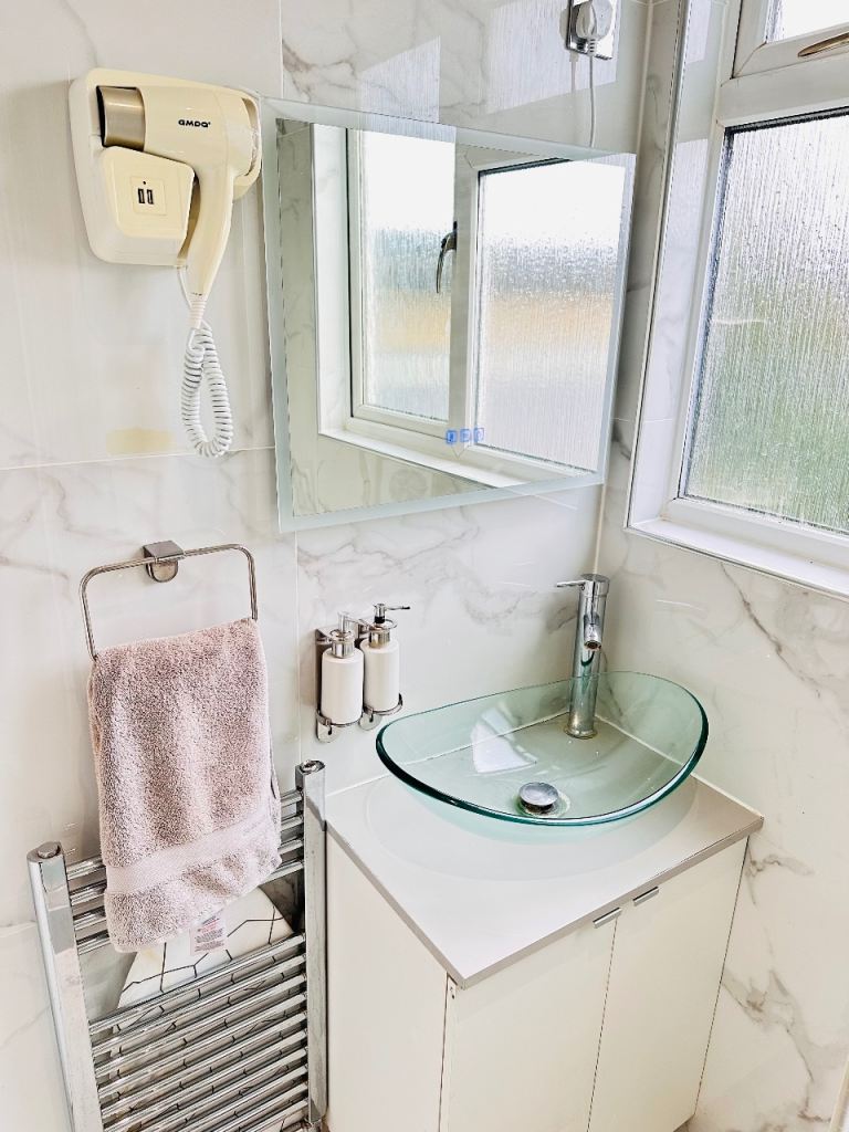 Luxury Furnished Double Room |  | Couples Welcome (CR7 6JU)