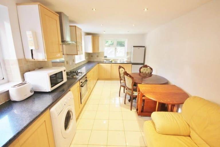 🏡 Spacious Fully Furnished Double Room to Rent | All Bills Included | Narborough Road, Leicester LE3 1AX
