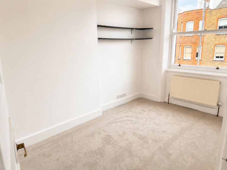 Bright 2-Bed Flat overseeing Nevern Square, Earl's Court SW5 9PD