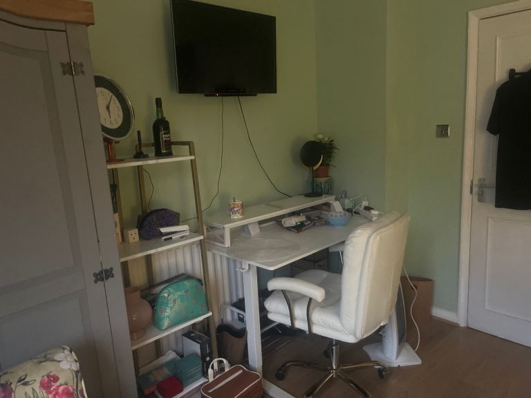 En-suite Double room at Thirlmere rise, Bromley (BR1 4HY)