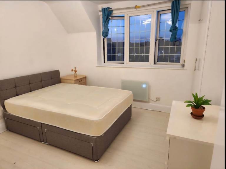 Beautiful 2 bedroom flat, Great West Road TW5