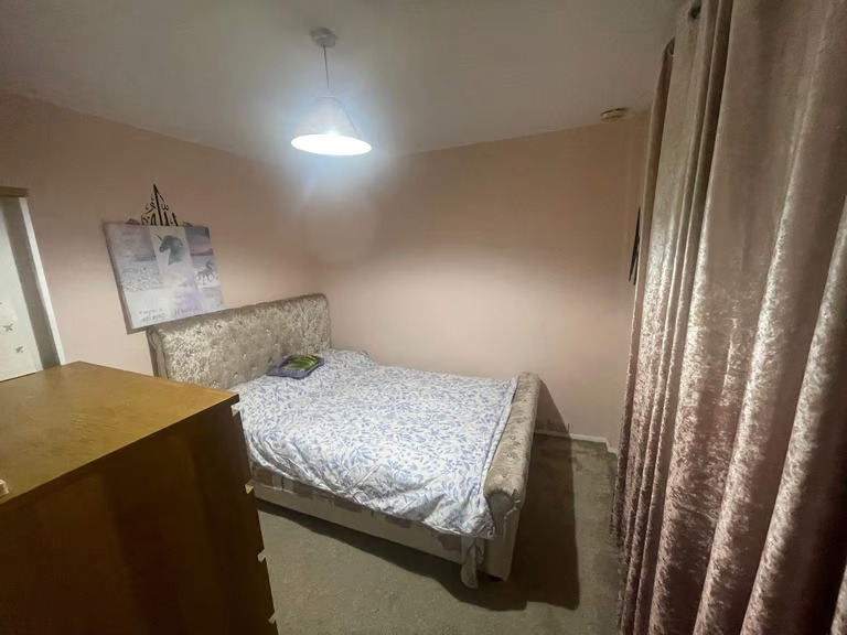 Only 1 room near Oaklands collage