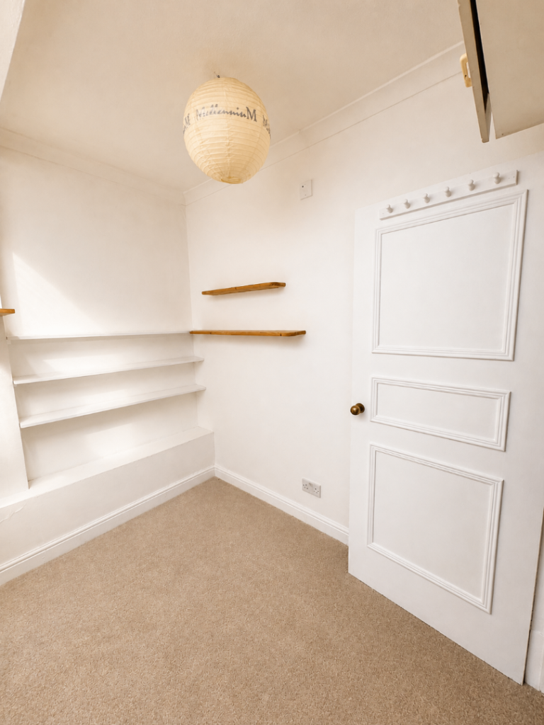 Bright 2-Bed Flat overseeing Nevern Square, Earl's Court SW5 9PD