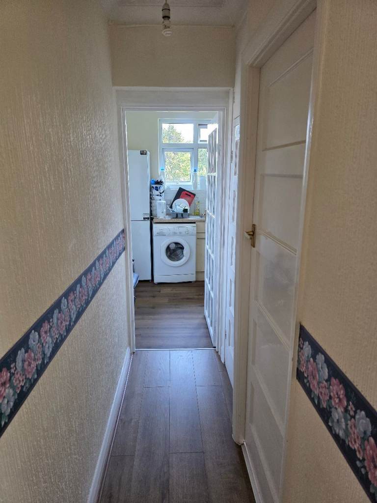 🏡 Spacious Master Bedroom in Gants Hill, IG5 0JA | £850 PCM | Available Now
