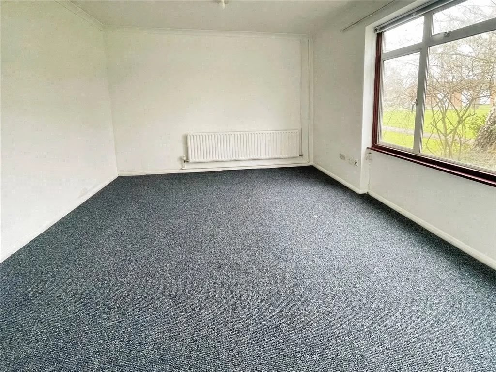 🏡 Spacious 4-Bedroom House – TW20 0TQ