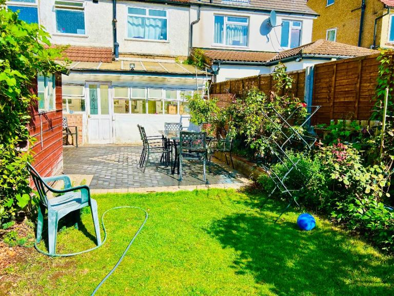 🌸 Beautiful Double Room to Let – South Harrow (HA2 9BT)