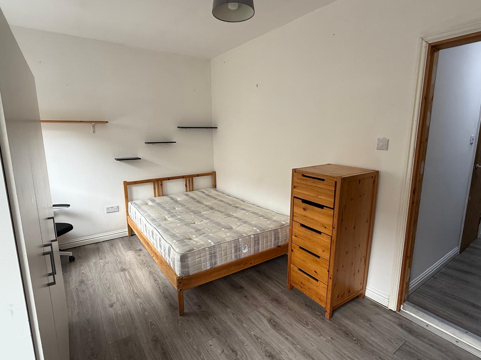 Double room for a female in a 2-bed flat in Rusholme M14 7WB