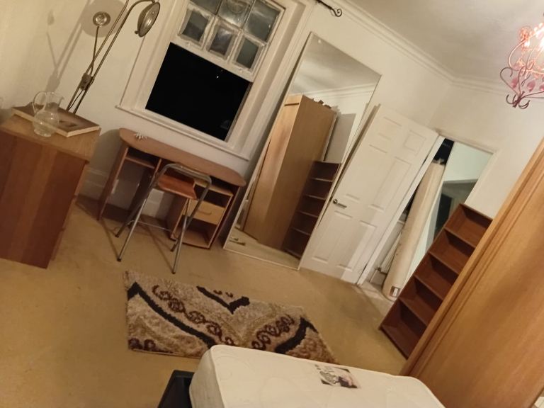Newly Refurbished Double Room in Sydenham – £999pcm | Great Transport Links! 🏡(SE26 4EQ)