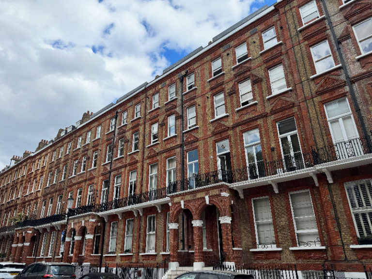 Bright 2-Bed Flat overseeing Nevern Square, Earl's Court SW5 9PD