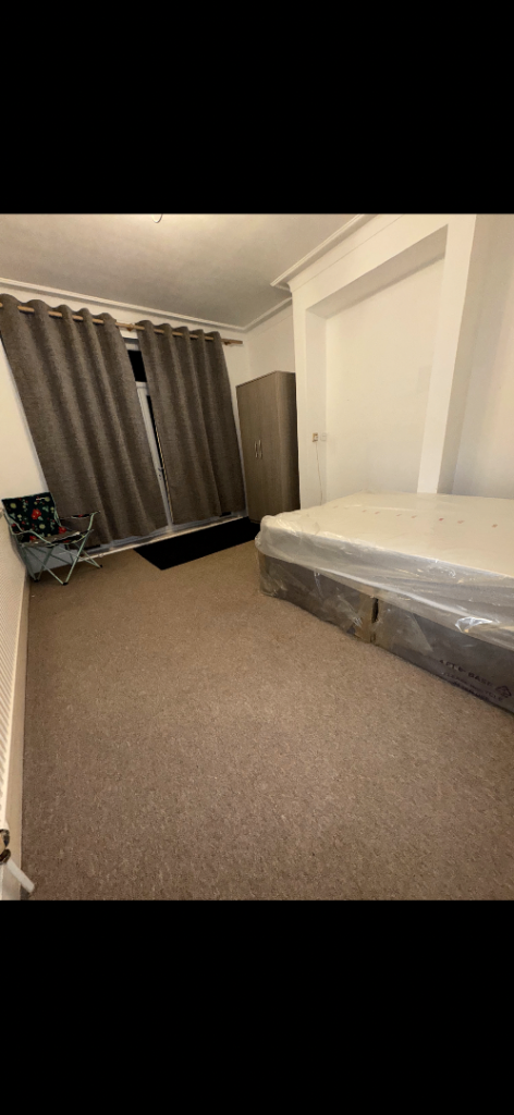 Big sized room available in hornchurch Hornchurch, London £800pm (RM12 6QB)