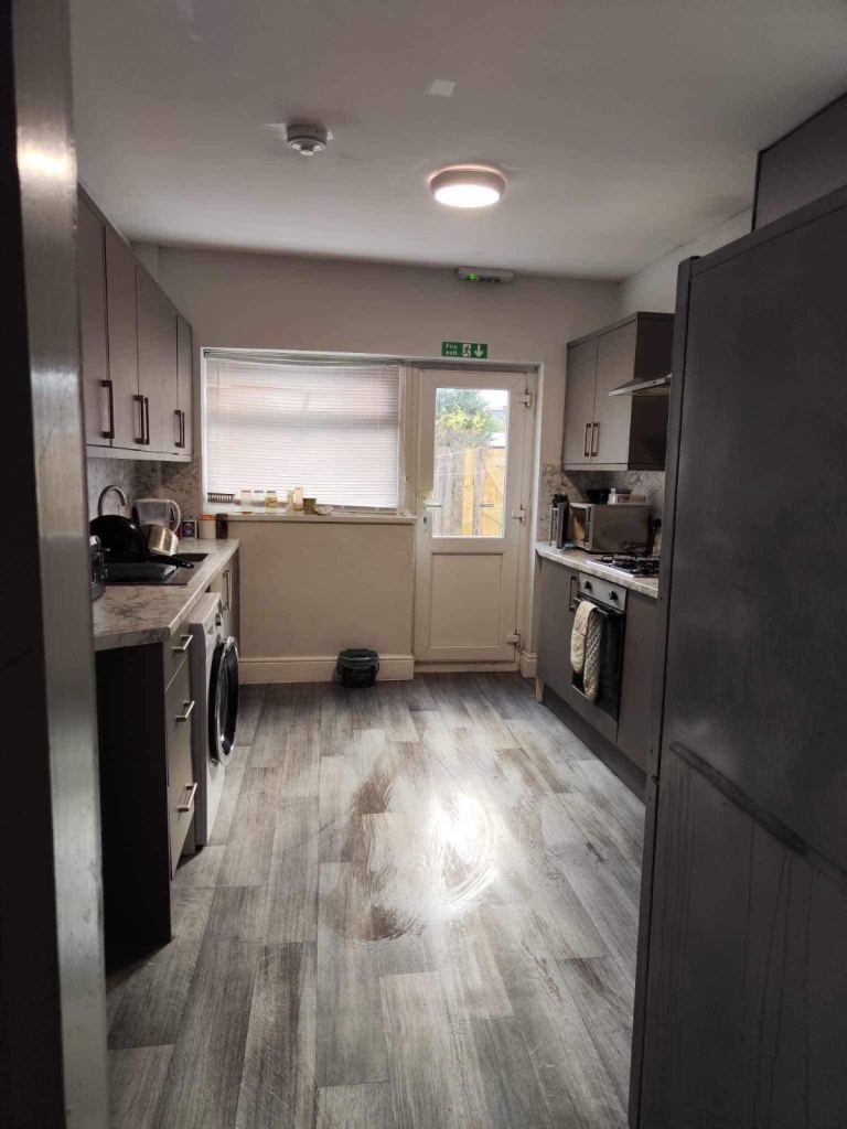 🏡✨ Large Ensuite Room in Hull HU3 2TT – £120pw | Refurbished House | Bills + Superfast Wi-Fi Included! 🏥📶