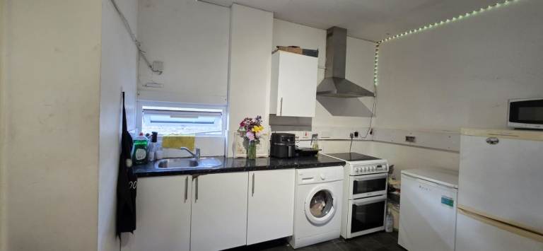 Studio to let at Romford rd, little ilford E12 5JG
