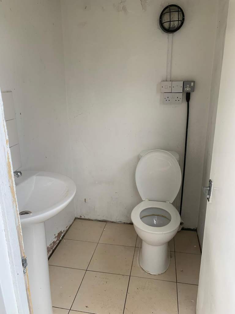 Double room to let in a 4-bedroom house at Carlyle house, Manor Park E12 6BW
