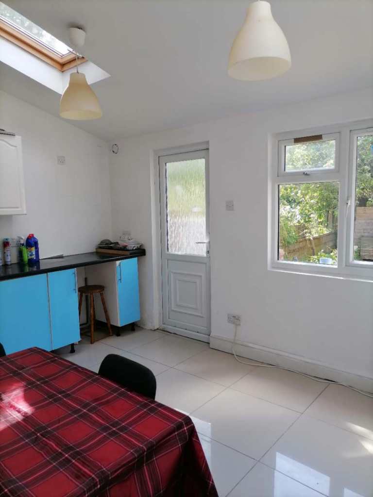 Loving double room to rent for professional including bills Mitcham, London £800pm (CR4 1SG)