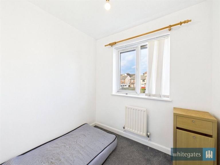 3 Bed Semi-Detached House, Eversley Drive, Bradford (BD4 0EQ)