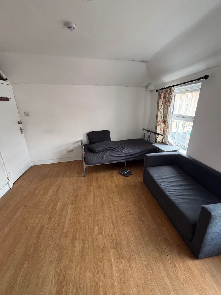 🏙️✨ Spacious Studio Room for 2 in Walthamstow E17 7JH – £850 pcm | 4 Mins to Central Station! 🚇