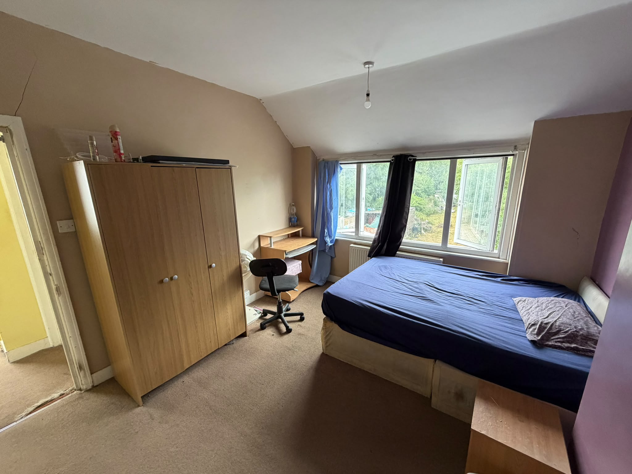 Double Room in a Shared House RG2