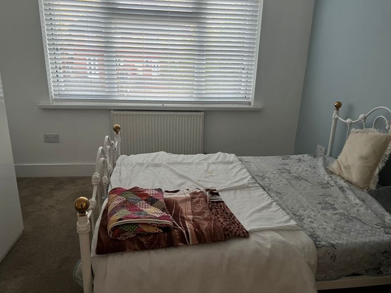 Double room TO LET (DY1 4EY)