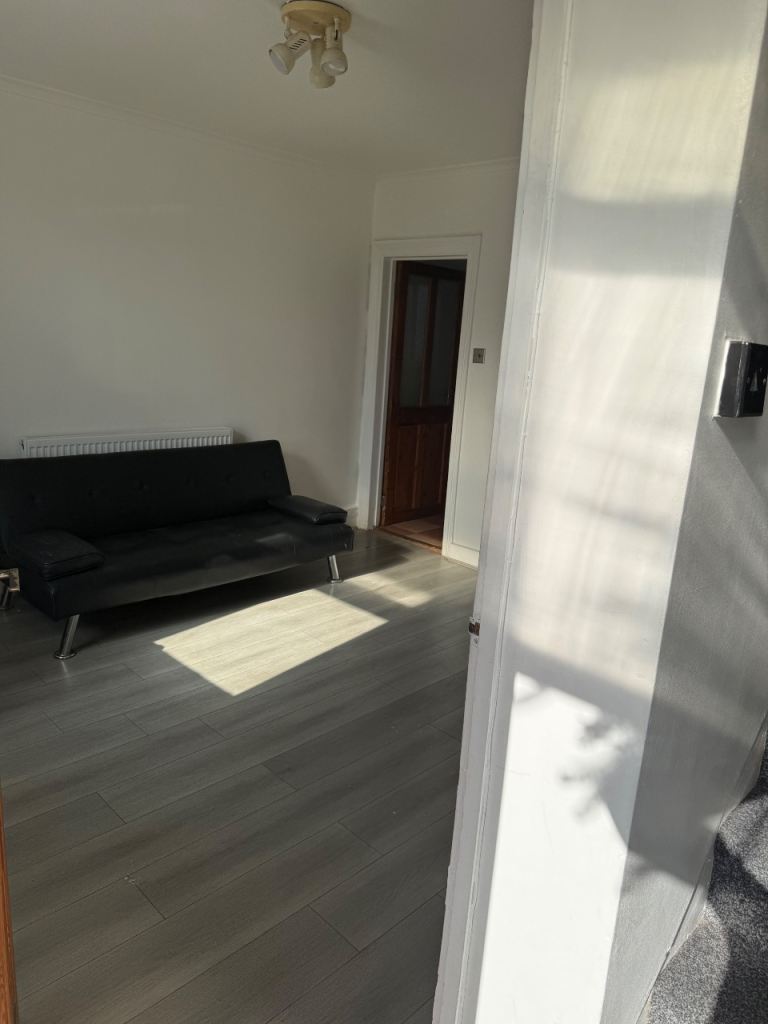 🏡 Spacious 3 Bedroom House To Rent – Aveley RM15 4SJ  📍 Mill Road, Aveley, Essex