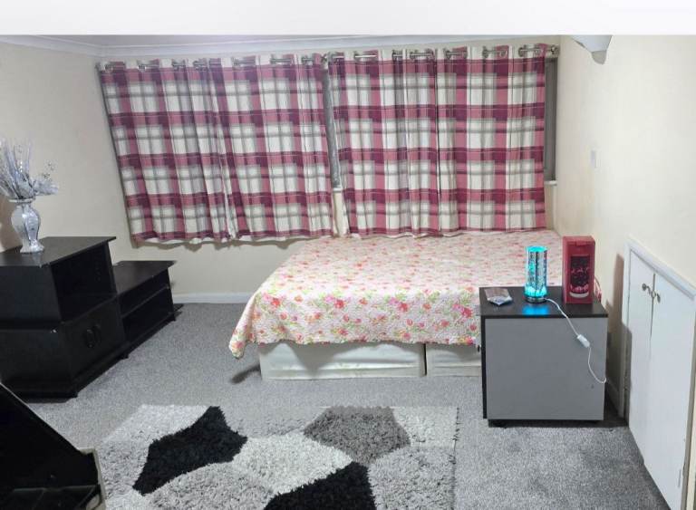 Double room to rent 500pm (UB1 2AZ)
