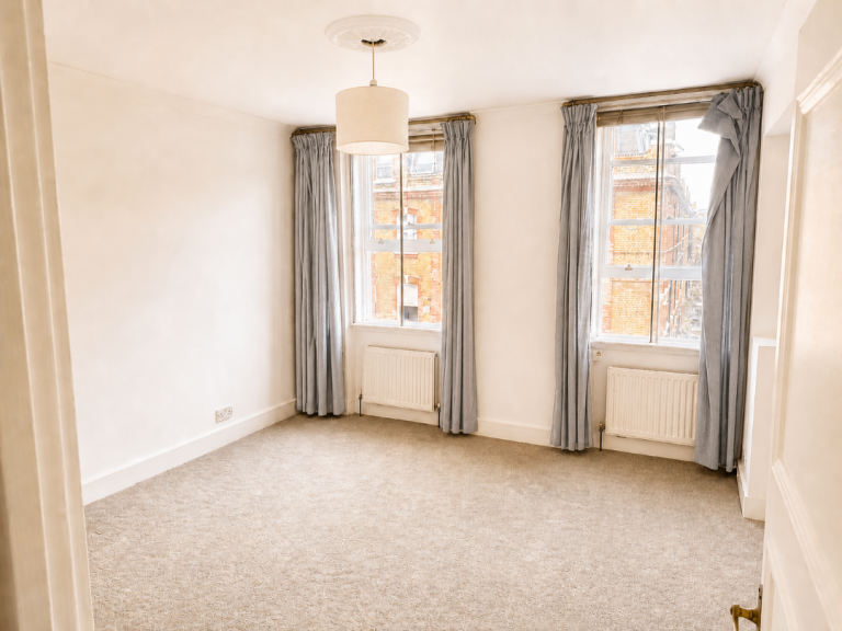 Bright 2-Bed Flat overseeing Nevern Square, Earl's Court SW5 9PD